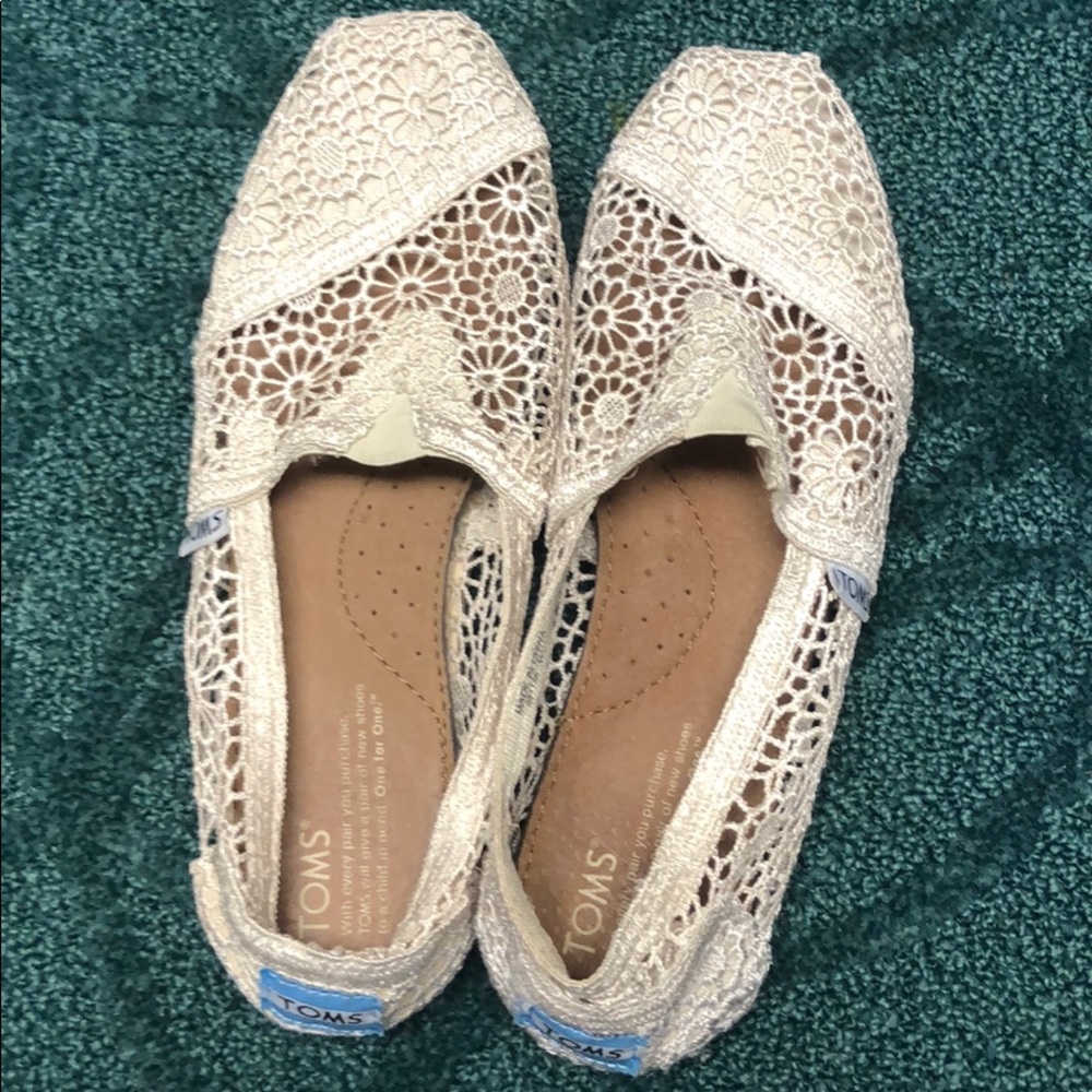 EUC size 7 crocheted Toms